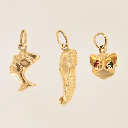 Guldsmycken, med stenar, repor, bucklor, 18K  Vikt: 4,2 g