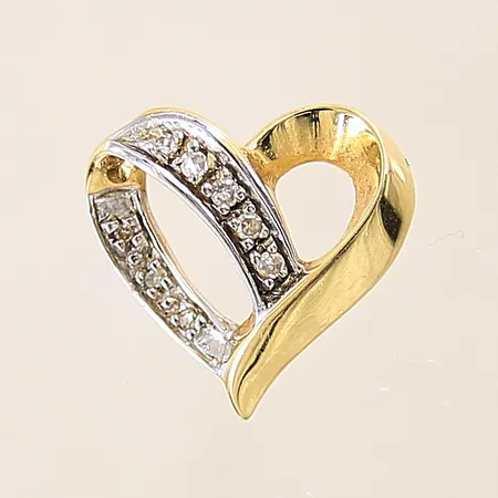 Hänge, hjärta, med diamanter 3 x ca 0,005ct, 5 x ca 0,01ct, Ø16mm, GHA, 18K  Vikt: 2,6 g