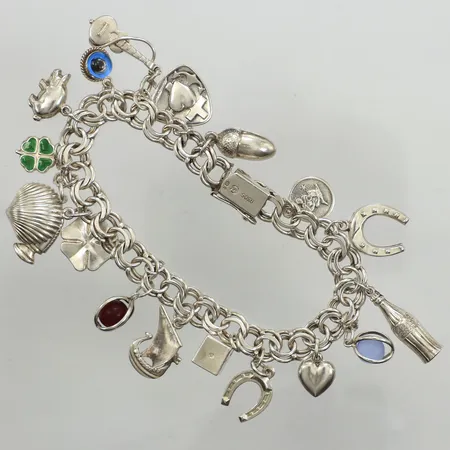 Armband Bismarck med 18 berlocker, längd 19cm, bredd 8mm, 830/1000 silver Vikt: 33,4 g