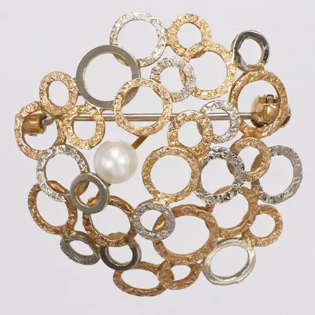 Brosch, odlade pärla, längd 32mm, bredd 30mm, vitguldsdetaljer, 18K Vikt: 5,7 g