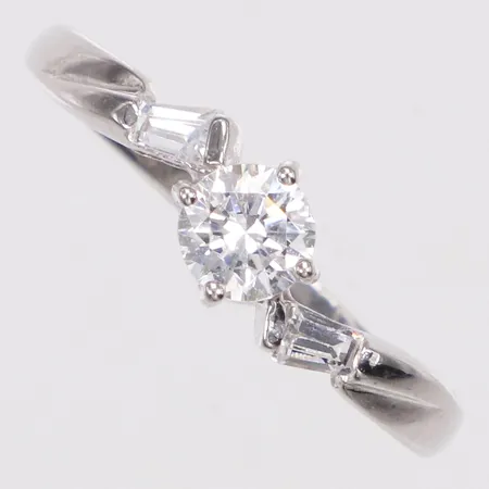Ring, vita stenar, stl 17½, bredd 1,6-5mm, vitguld, 18K  Vikt: 1,5 g