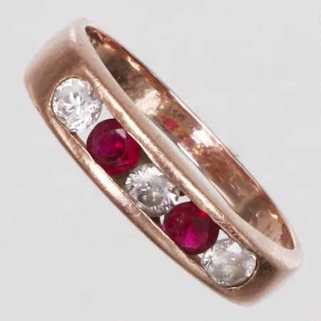 Ring, vita och röda stenar, stl 16¾, bredd 2-4,4mm, roséguld, gravyr, skev, 14K Vikt: 2,8 g