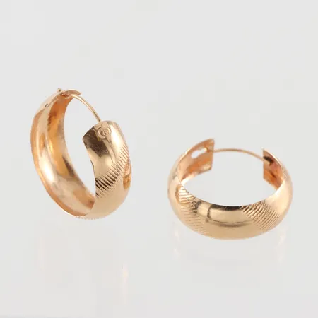 Örhängen paret, diameter ca 19.9 mm, bredd 6.8 mm, 18k. Vikt: 2,1 g