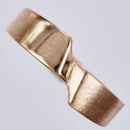 Ring, Guldsmed Björn Nilsson AB 2002, stl: 16¼, bredd: ca 2-4mm, 18K Vikt: 4,8 g