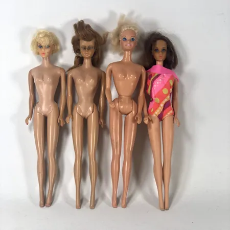 4 Barbiedockor, 1960-tal, Mattel, en märkt Malaysia Mattel, slitage, delvis klippta hår, höjd ca 30 cm Vikt: 0 g Skickas med paket.