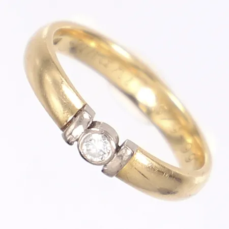 Ring med diamant 1x0,07ct enl. gravyr, stl 17½, bredd 3,5mm, gravyr, vitguld/rödguld 18K Vikt: 4,4 g