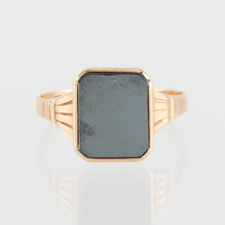 Klackring med sten lite repig, K&EC Göteborg, storlek 19 ½ mm, bredd 2-12.6 mm, 18k. Vikt: 3,4 g