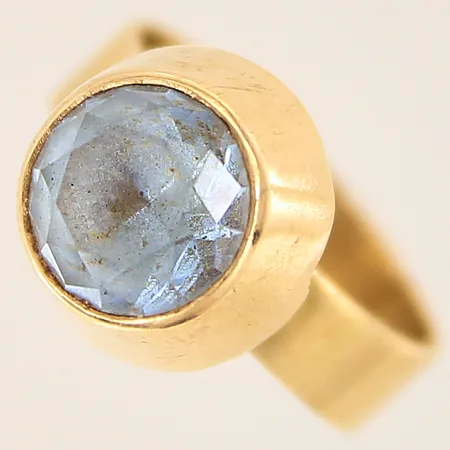 Ring med blå syntetisk spinell, stl 15, bredd 5-11mm, något bucklig, 18K  Vikt: 3,4 g