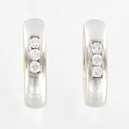 Ett par örhängen, vitguld med diamanter 0,06ctv, Ø12mm, bredd ca 2,5mm, 18K Vikt: 3,5 g