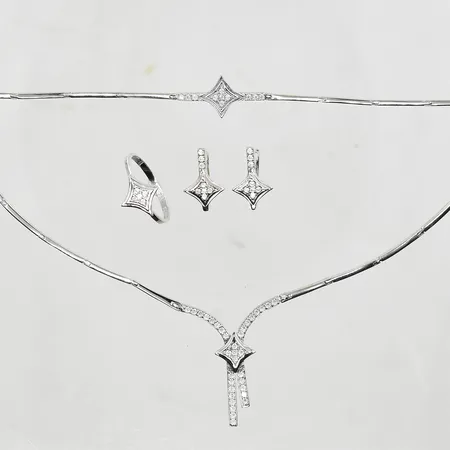 Set med vita stenar, collier, halvstel modell, längd ca 42 cm, 1 armband längd ca 16½ cm, 1 ring stl 17¼, 1 par örhängen längd 16 mm, vitguld, 18K. Vikt: 22,7 g