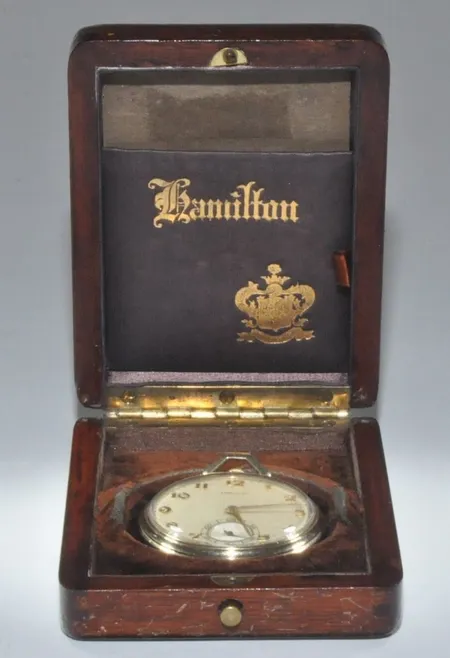 Fickur Hamilton  med box  Hamilton , diam 44,5 mm, tjocklek 10 mm, 14K Vikt: 56,3 g