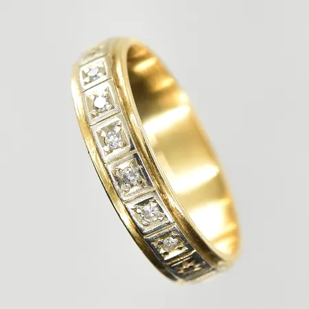 Ring med vita stenar, stl 17¼, bredd 4 mm, rödguld/vitguld, 18K. Vikt: 3,9 g