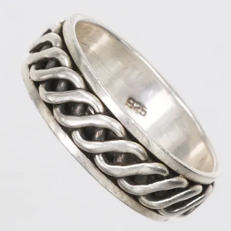Ring, mönsterdekor, stl 21¾, bredd 7,9mm, 925/1000 silver Vikt: 7,1 g