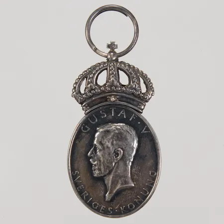 Medalj, Gustaf V, För förtjänster om Sveriges landstorm, Förbundsmedalj, längd exklusive ögla 50mm, bredd 26,8mm, silver,  Vikt: 15,7 g