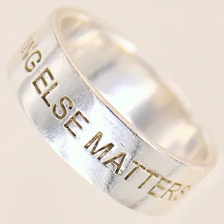 Ring med text "Nothing else matters", stl: 18, bredd: 6,5mm, silver 925/1000  Vikt: 4,8 g