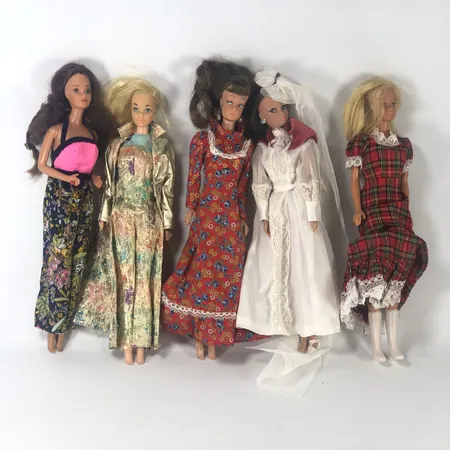 5 Dockor varav 3 märkta Barbie (en Taiwan) 1962 och 1966, höjd ca 30 cm, smärre slitage Skickas med paket.