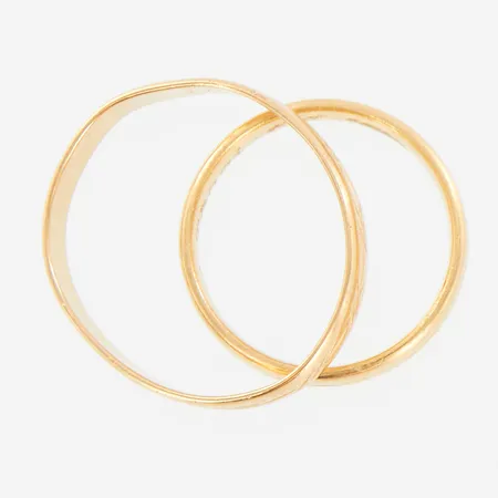 2 ringar, med gravyr, skev, 18K Vikt: 6,7 g