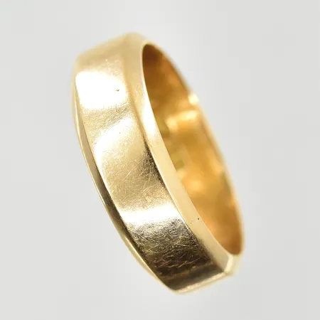 Ring, stl 17¼, bredd 6 mm, gravyr, 18K. Vikt: 6,6 g