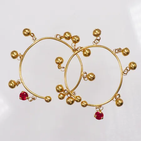 2 armband, stela, bjällror, röd sten, ca Ø53mm, skeva, 21K  Vikt: 27,5 g