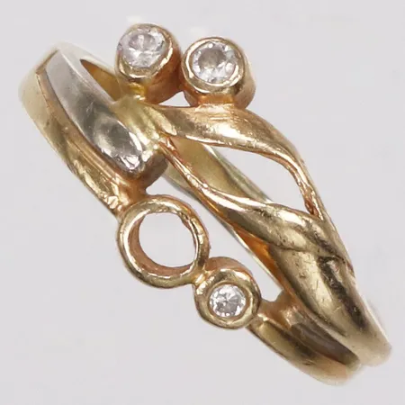 Ring, vita stenar, stl 17¾, bredd 2,7-9,5mm, en sten saknas, 14K  Vikt: 4 g