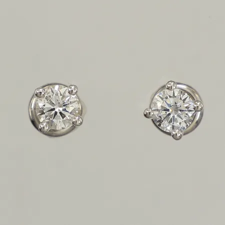 Ett par örhängen, briljantslipade diamanter 2 x ca 0,40ct, Tcr/VS2-SI1, Ø 4,9mm, vitguld, 18K Vikt: 1,8 g