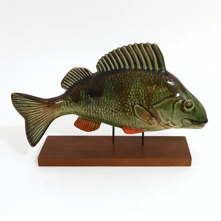 Figurin i porslin Abborre av Sven Wejsfelt, Gustavsberg ur serien "Stim", etikettmärkt samt stämplad, med ställning längd: 35cm, höjd: 24cm. Skickas med postpaket.
