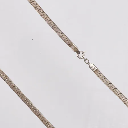 Collier, halvstelt, längd 40,5cm, bredd 4,2mm, 925/1000 silver  Vikt: 15,5 g