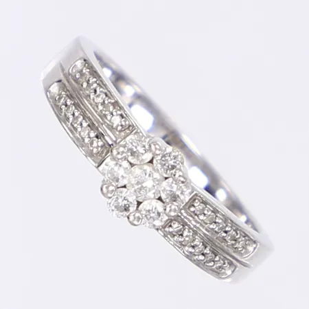Ring med diamanter totalt ca 0,20ct, stl 15¾, bredd ca 2-5mm, vitguld 18K Vikt: 3,8 g