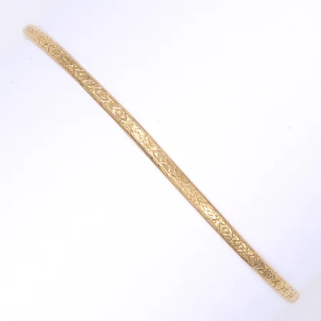 Armring med präglad dekor, Ø7cm, bredd 3mm, något ojämn i formen, 18K Vikt: 5,8 g