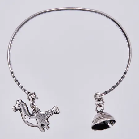 Armring, Ø insidan 4,5 x 5,5cm, bredd: ca 8-12mm, 925/1000 silver   Vikt: 62,4 g