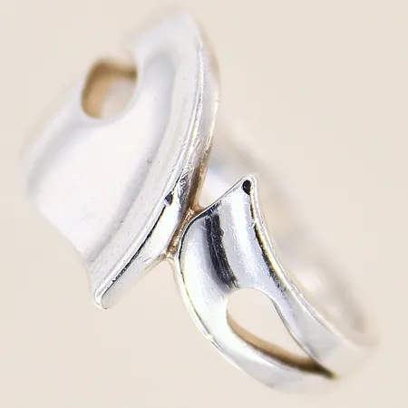 Ring, stl: 18½, bredd: 3,2-11,4mm, silver 925/1000 Vikt: 6,2 g