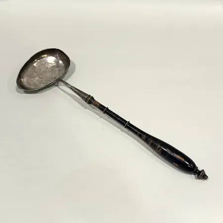 Slev, handtag i trä, längd ca 39cm, saknas en skruv, bucklor, gravyr, silver 830/1000, bruttovikt: 103,6g