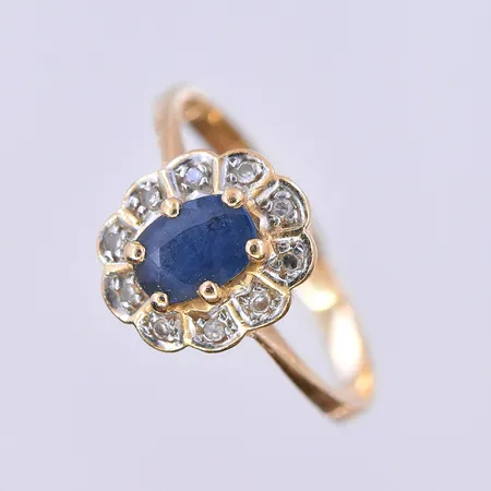 Ring med vita och blå sten, stl 16½, bredd 2-10 mm, 18K. Vikt: 2,5 g