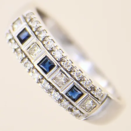 Ring med diamanter 18 x ca 0,01ct samt 4 x ca 0,10ct, prinsesslipade, samt carréslipade safirer, stl 16¾, bredd 2-5mm, vitguld, spår av storleksändring, i behov av omrodiering, 18K  Vikt: 2,6 g