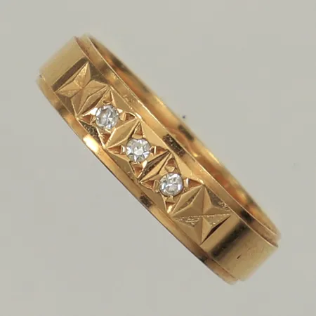 Ring diamanter 3 x ca 0,001ct, bredd 4mm, gravyr, 18K  Vikt: 1,7 g