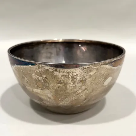 Skål, höjd 8cm, oxiderad, repig, silver 830/1000 Vikt: 245,9 g