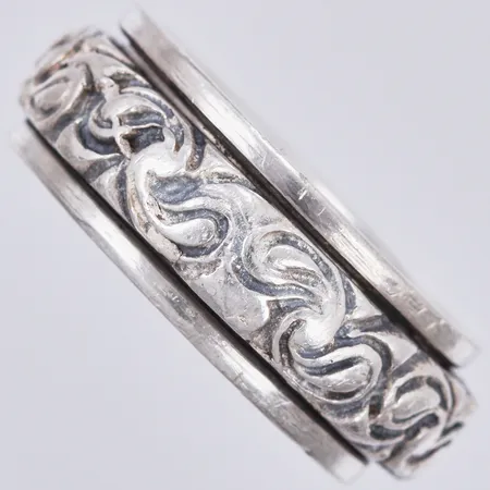 Ring, stl: ca 21¼, bredd: ca 9mm, mittdelen går att snurra på, 925/1000 silver  Vikt: 14,2 g