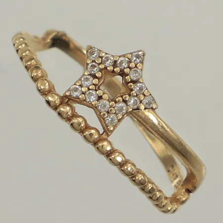 Ring stjärna, vita stenar, stl 17, skev, 14K  Vikt: 1,6 g