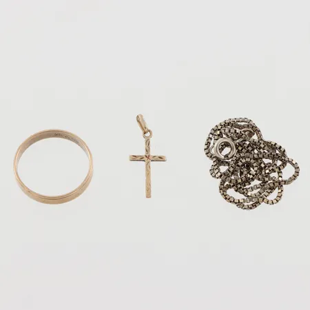 Ring med gravyr + hänge, 18k 3.8 gram, kedja silver, 4.1 gram. Vikt: 3,8 g