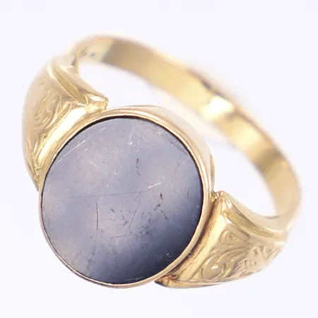 Ring med svart onyx, stl 20¾, bredd 2-15mm, Stockholm 1948, 18K Vikt: 6,3 g
