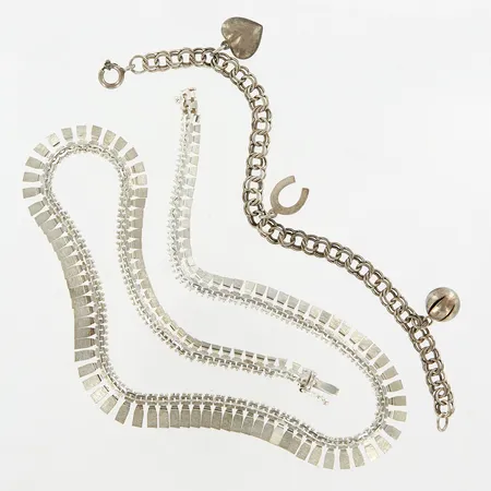 Collier 43cm, bredd: 5-10mm, armband med 3 hängen, 18cm, bredd: 6mm, silver 835/1000 Vikt: 28 g
