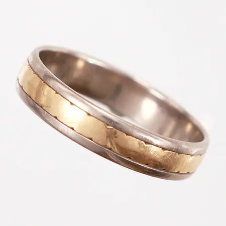 Ring gul/vitguld, stl 21, bredd: 5mm, gravyr samt slitage, 18K Vikt: 5,7 g
