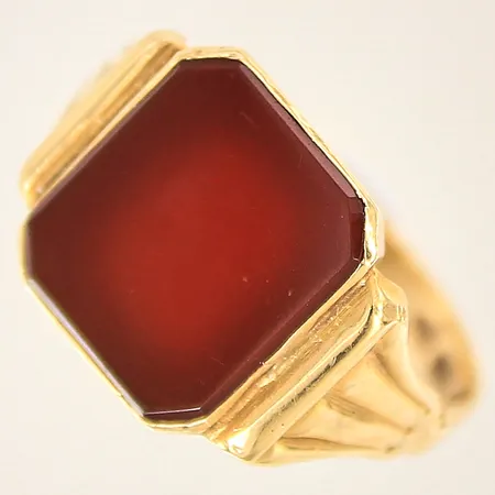 Ring med karneol, stl 19¼, bredd 3-14mm, 18K  Vikt: 4,4 g