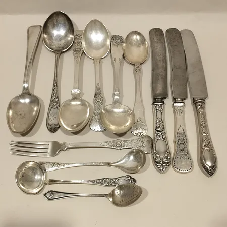 Bestick, tre knivar, blad i rostfritt stål, en gaffel, nio skedar, gravyr, silver, bruttovikt 671,6g Vikt: 671,6 g