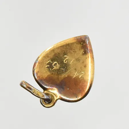 Diverse defekt guld med sten, 18K. Vikt: 1,2 g