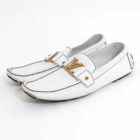 Ett par skor, Louis Vuitton, "Hockenheim Moccasin" stl 8½, vit läder med svarta stickningar, LV logga i guldfärgad metall, sula i svart gummi, märkta Louis Vuitton Paris, dustbag, bruksskick, smärre fläckar, fläck från beslaget under loggan som inte syns när skon sitter på foten. Skickas med postpaket.