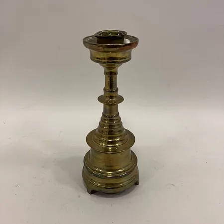 Ljusstake, mässing, höjd 19cm, Ø5,8cm, stearinrester, bucklor,  Vikt: 0 g Skickas med paket.