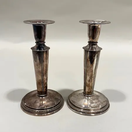 Ett par ljusstakar, höjd 15cm, buckliga, silver 830/1000 Vikt: 390,5 g