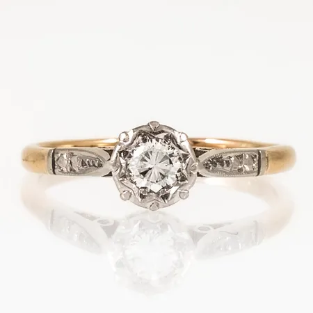 Ring i 18K röd- och vitguld med 1 x c:a 0,20ct briljantslipad diamant. Den är i storlek 16½, är 1,4 - 6 mm bred och väger 2,0g. 