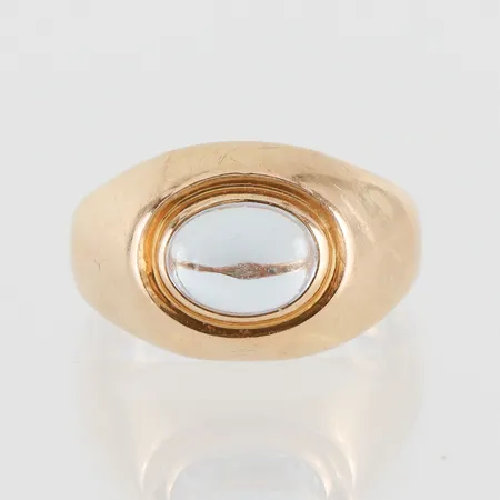 Ring med sten, storlek 16 ½ mm, bredd 3.2-11.2 mm, 18k. Vikt: 2,8 g